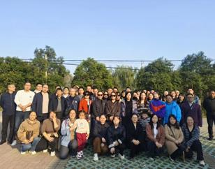 马克思主义学院工会组织教师开展秋季采摘活动