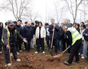 师生共植树 同筑育人林 ——马克思主义学院联合总务处开展“马院林”植树 暨树木认养活动